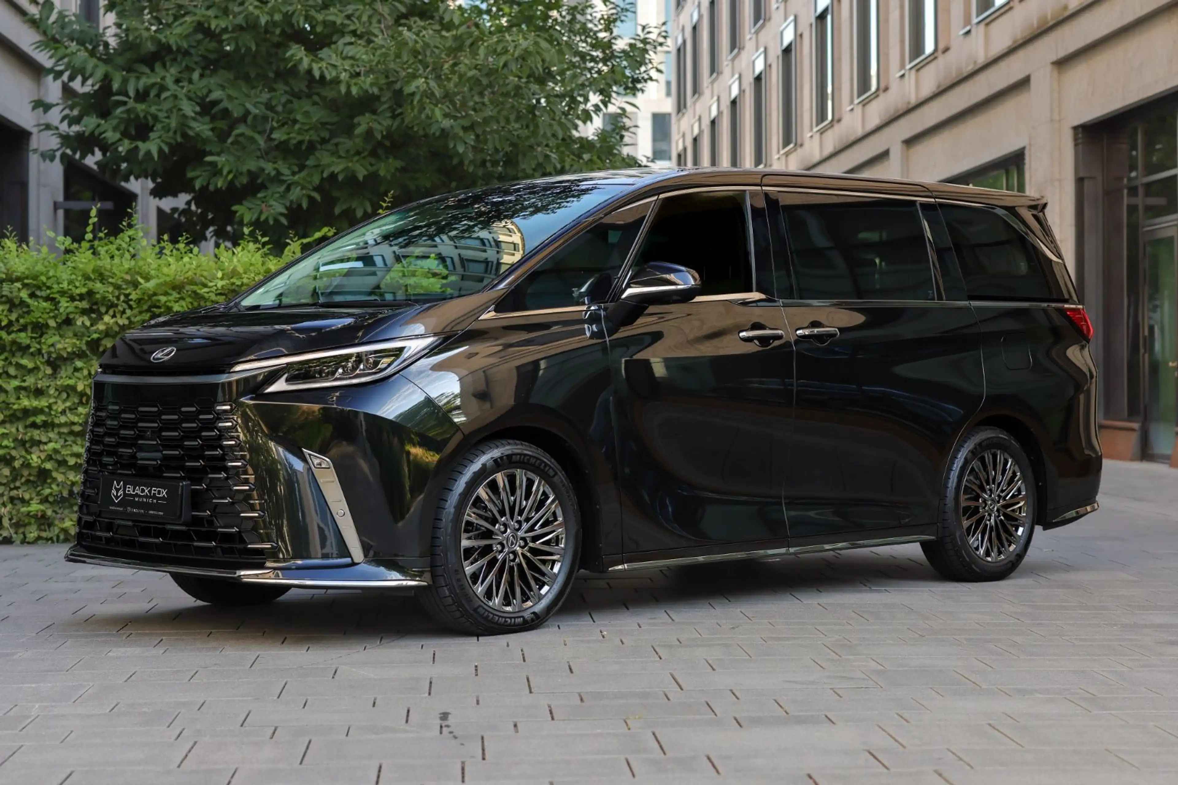 Lexus LM 350h Luxury AWD | 4-Seats | Black on Black