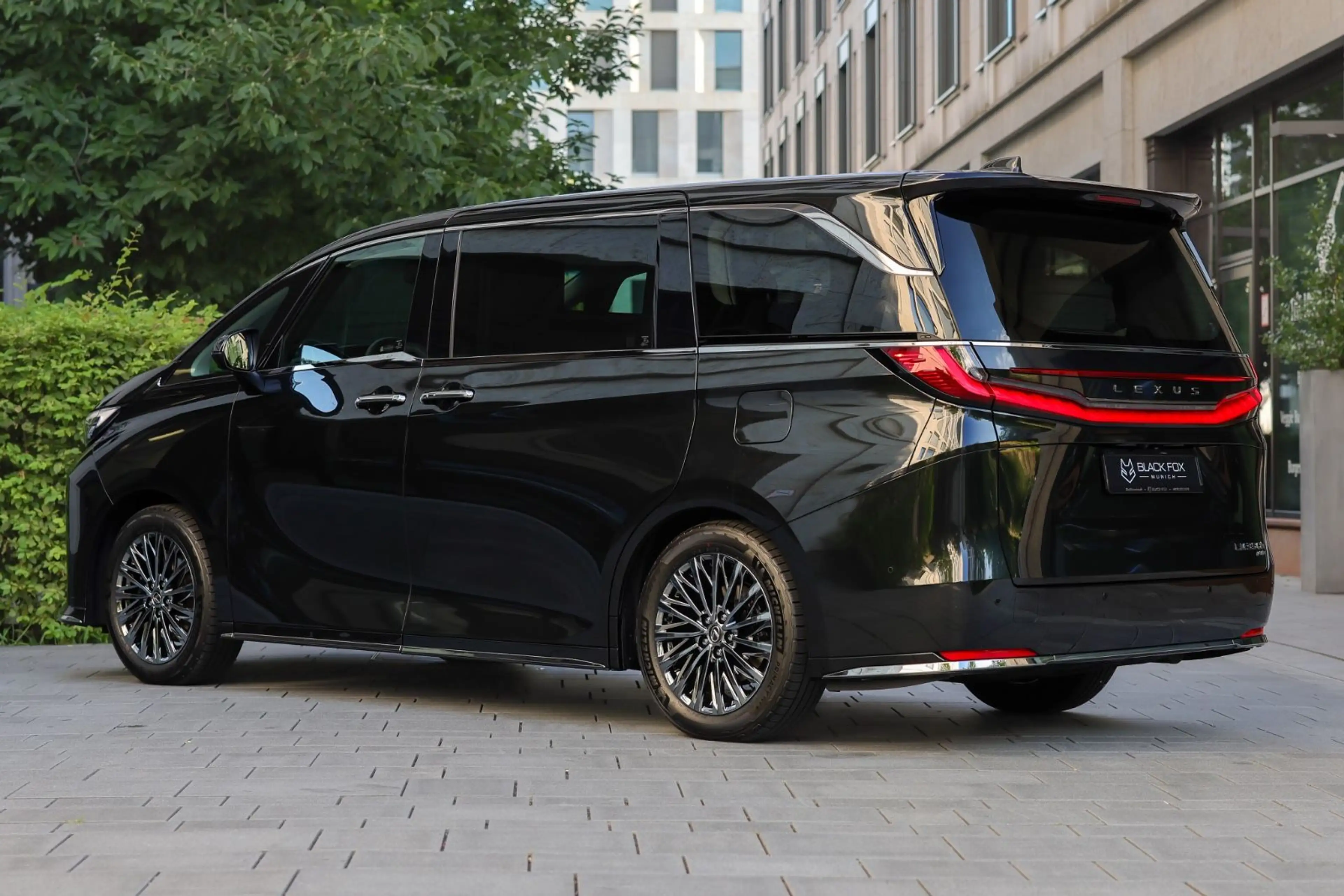 Lexus LM 350h Luxury AWD | 4-Seats | Black on Black — photo 3