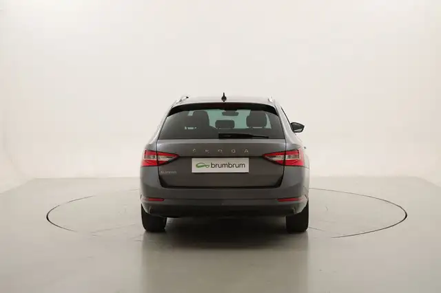 Skoda Superb view 4