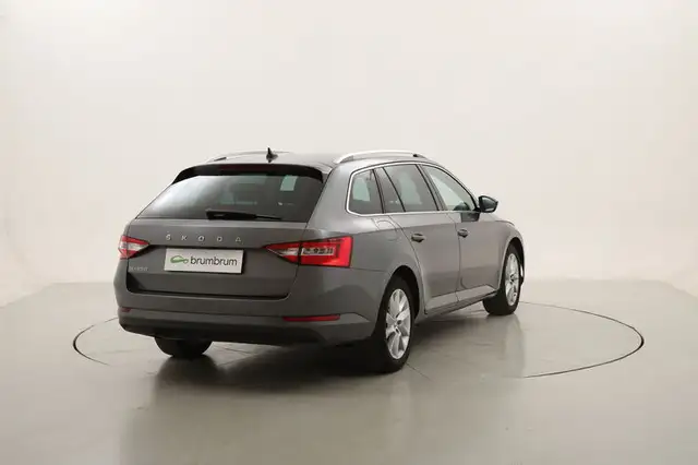 Skoda Superb view 5