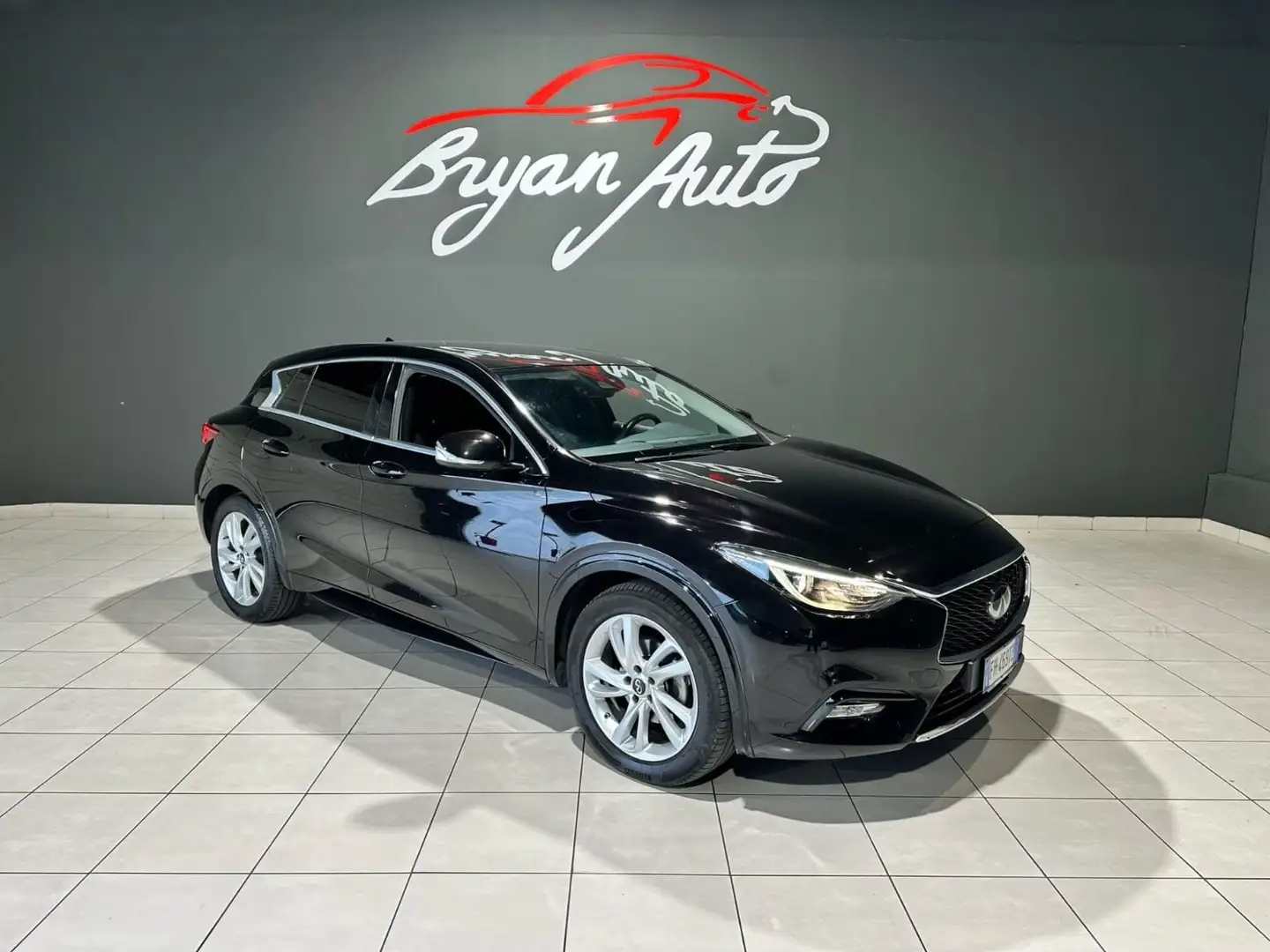 Infiniti Q30 1.5d Premium Tech Gallery White 109cv Nero - 2