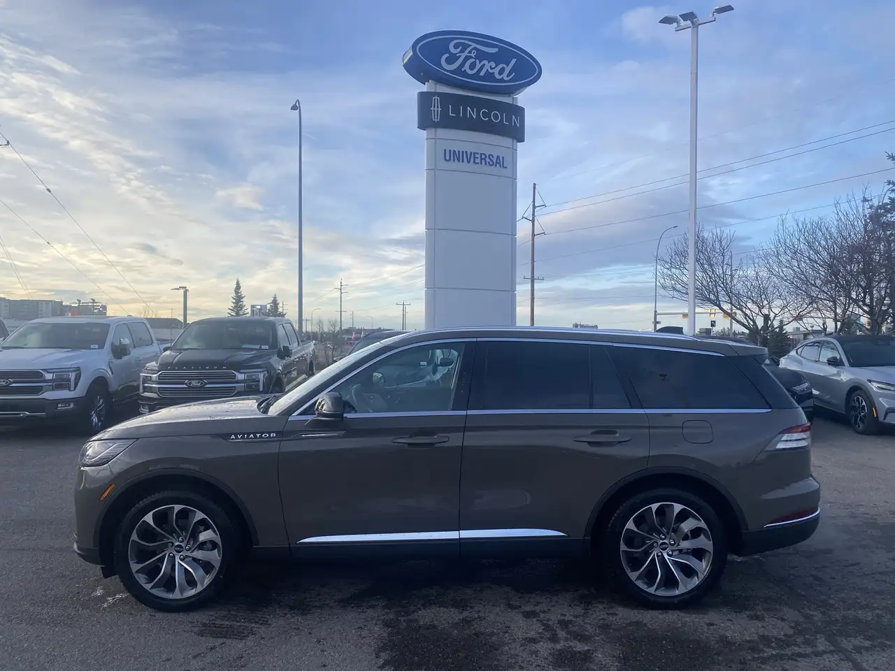 Lincoln Aviator снимка Lincoln Aviator