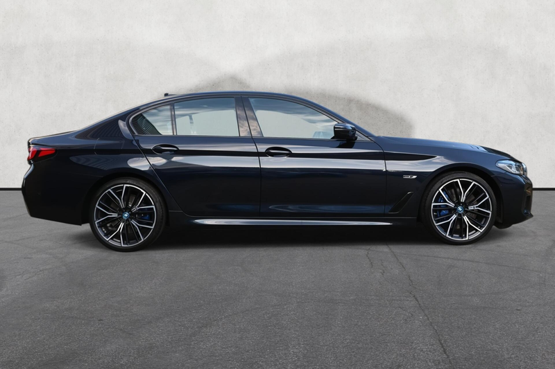 BMW 545 5-serie 545e xDrive | HUD | H&K | Keyless | PANO | — photo 11
