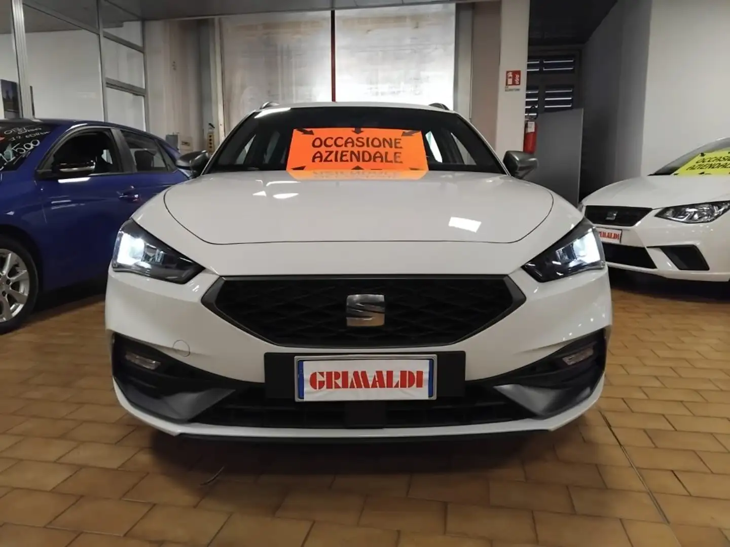 SEAT Leon Sportstourer 1.0 eTSI 110 CV DSG FR MHEV 18" Grau - 2