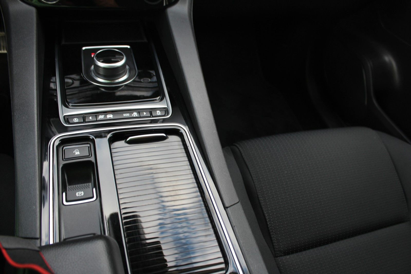 Jaguar F-Pace 20d AWD Ingenium Edition Automatik — photo 14