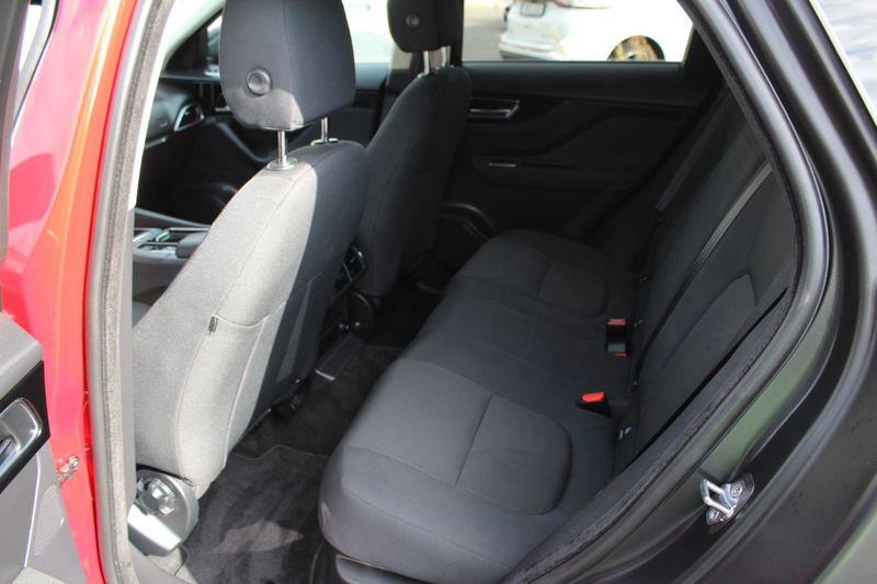Jaguar F-Pace 20d AWD Ingenium Edition Automatik — photo 8