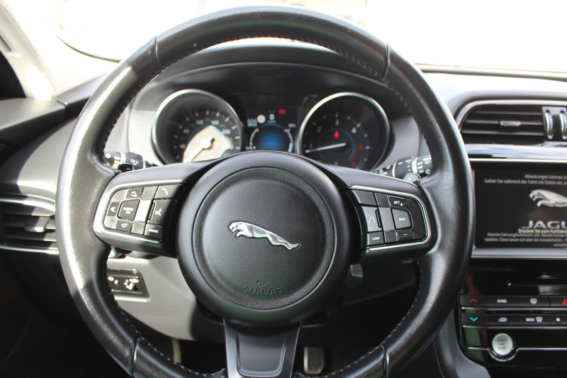 Jaguar F-Pace 20d AWD Ingenium Edition Automatik — photo 11