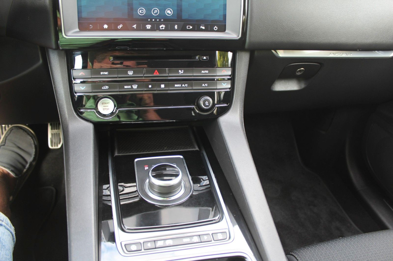 Jaguar F-Pace 20d AWD Ingenium Edition Automatik — photo 13