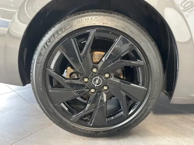 Opel Astra view 3