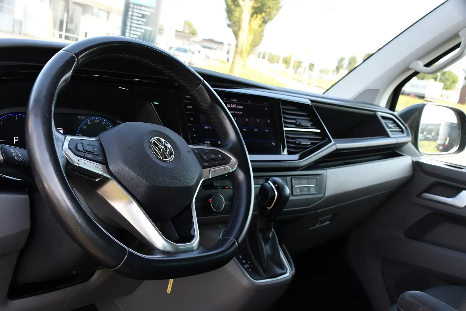 Volkswagen T6.1 Transporter 2.0 TDI L2H1 30 DC Bulli Virtual, Carplay, Camera, Gris - 2