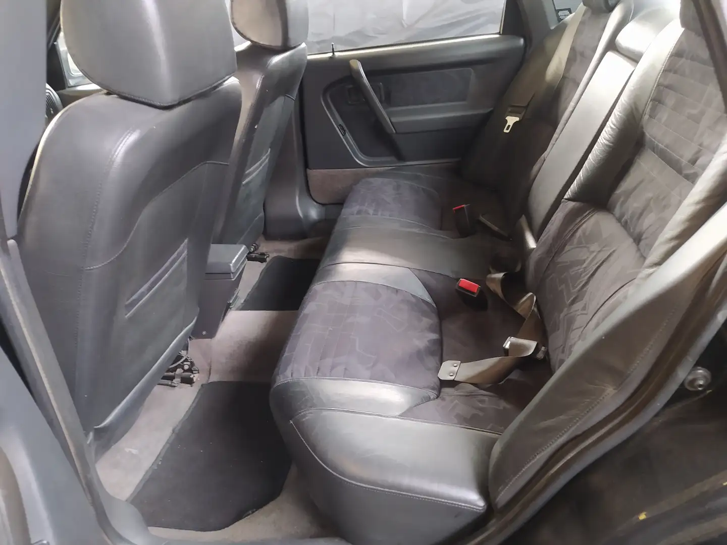 Volvo 460 460 TURBO 1.7t c/abs,clima cat. Schwarz - 2