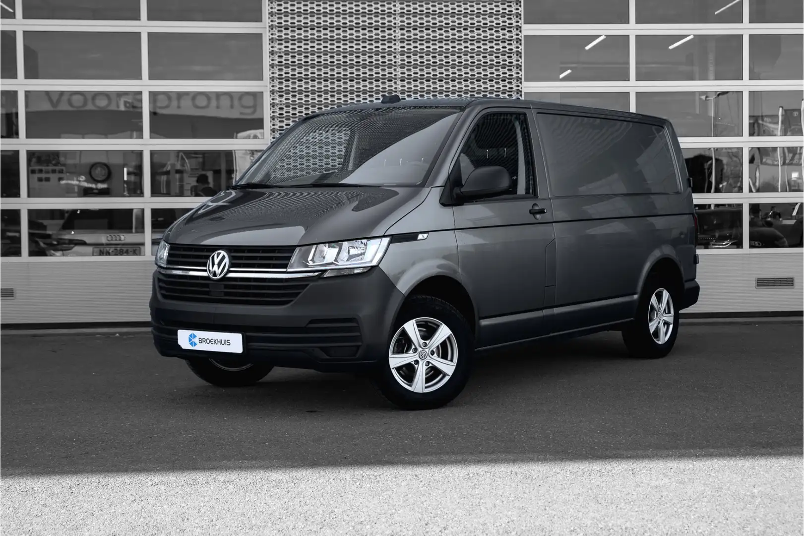 Volkswagen T6.1 Transporter | Cruise Control | Airco | Carplay | Navi By App | Grijs - 1