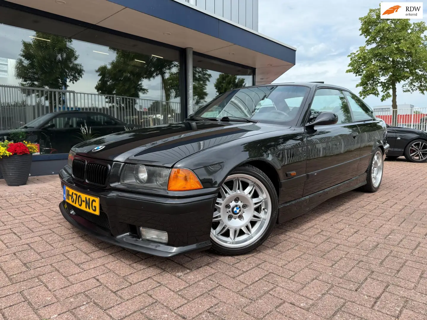 BMW 323 3-serie Coupé 323i M-Pakket | Dakraam | Airride | Zwart - 1