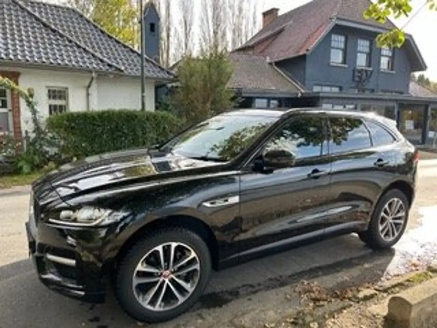Jaguar F-Pace F-Pace 2.0 T AWD R-Sport Zwart - 2