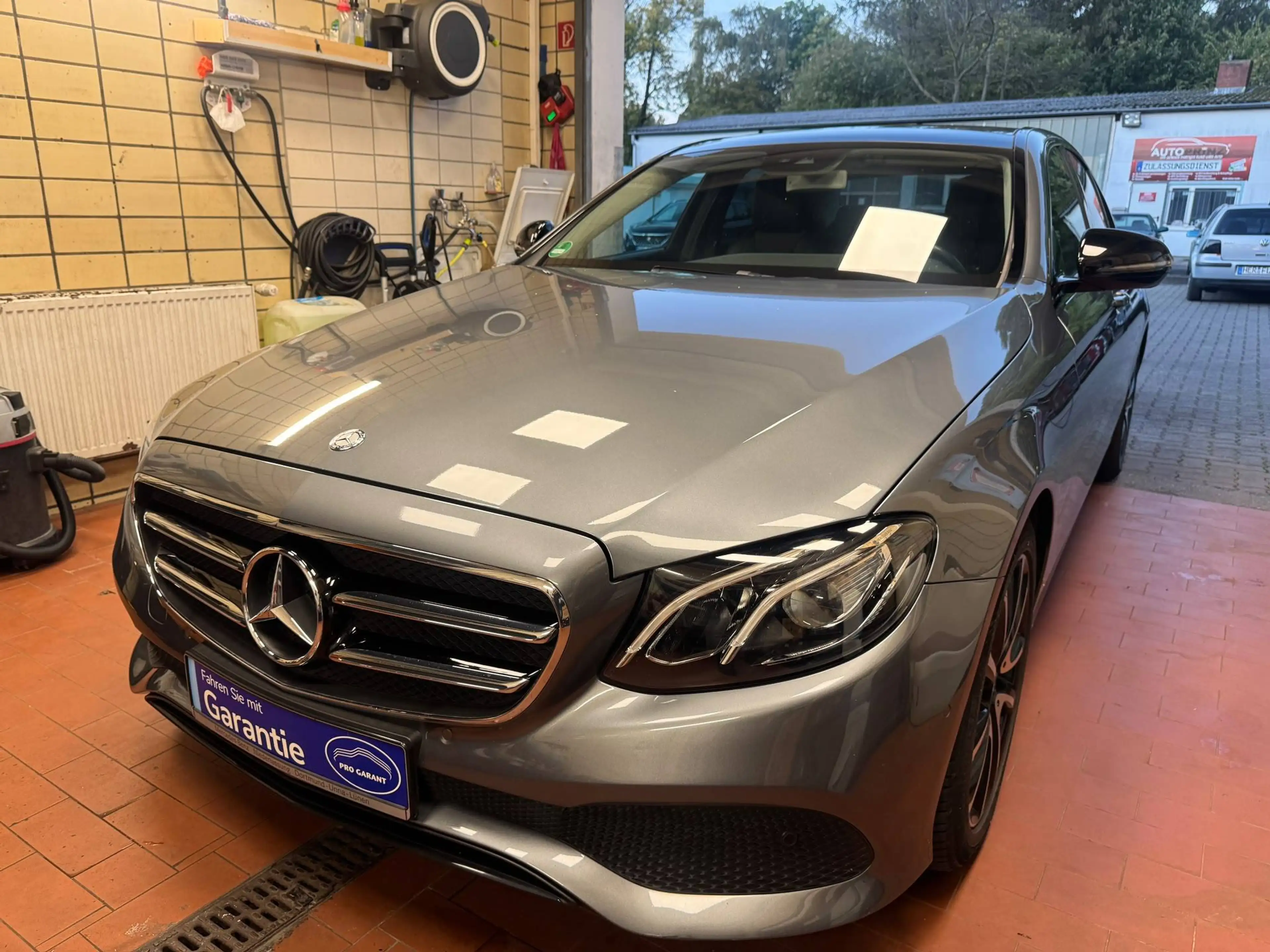 Mercedes-Benz E 220 E 220 d Avantgarde 9G-Tronic Scheckheft MB AHK LED