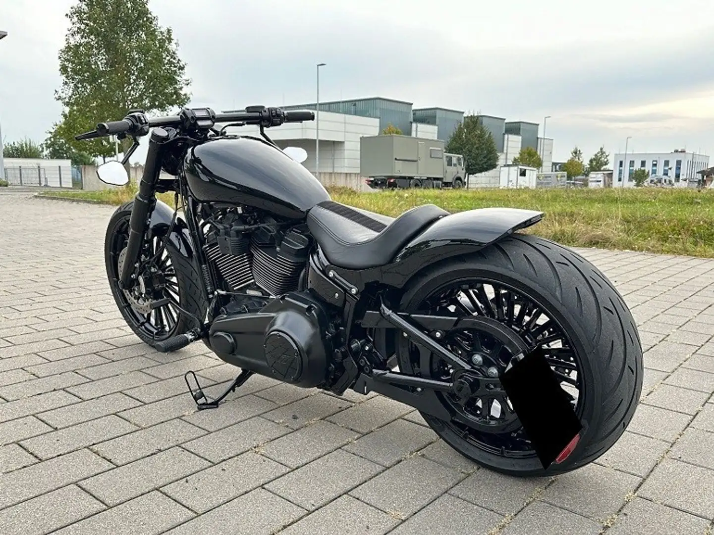 Harley-Davidson Breakout Fekete - 1