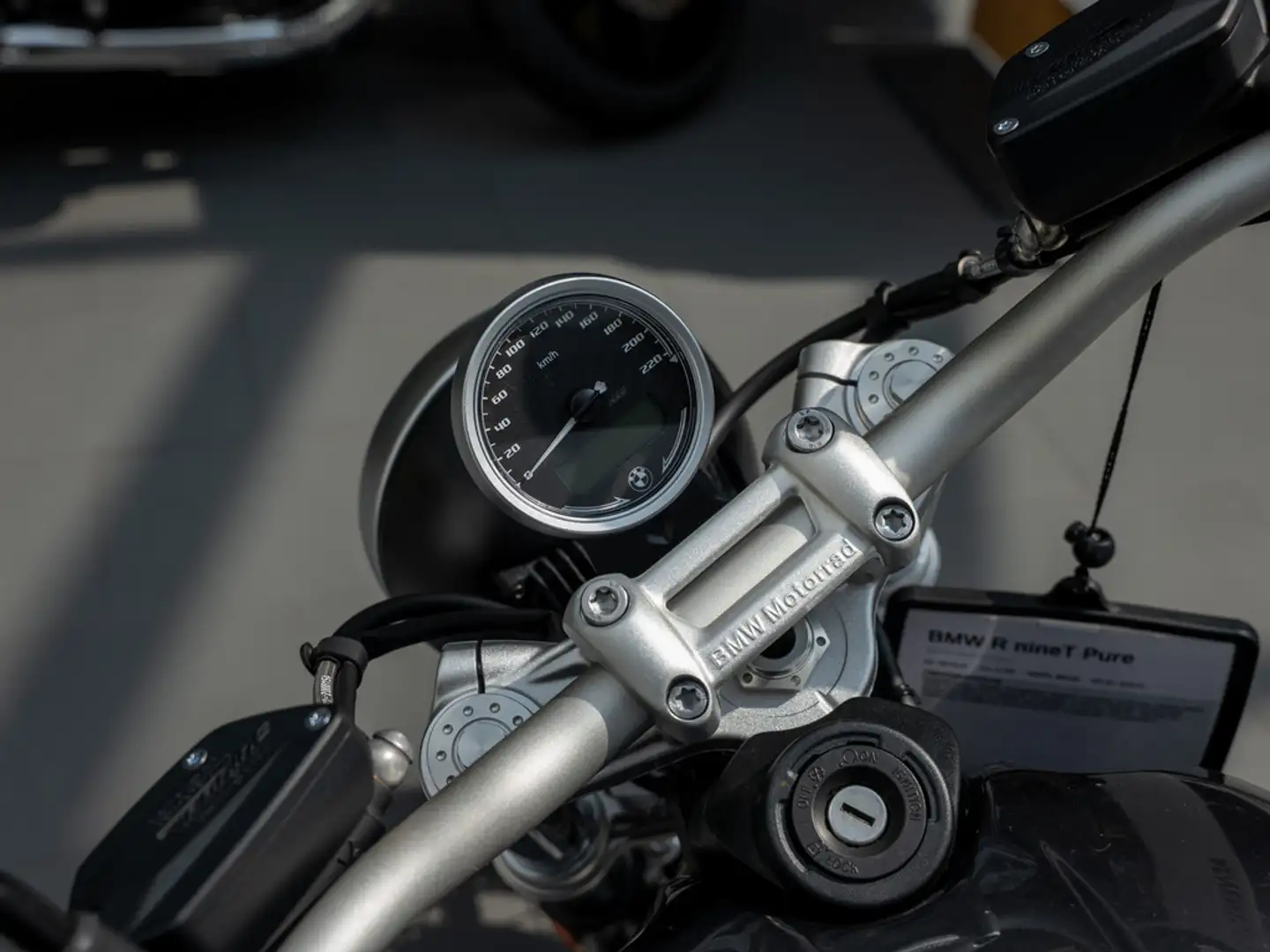 BMW R nineT Pure GRIFFHEIZUNG KURVENLICHT Gris - 2