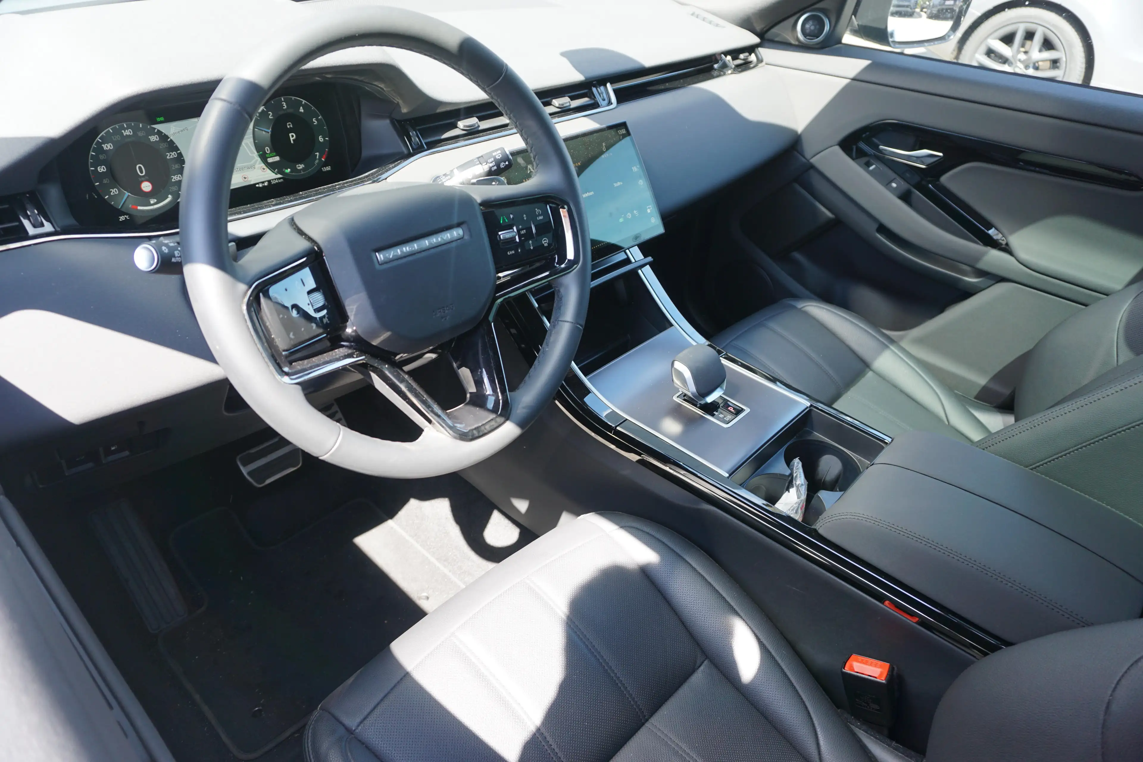 Land Rover Range Rover Evoque 1.5 Plug-in Hybrid P270e Dynamic SE — photo 7