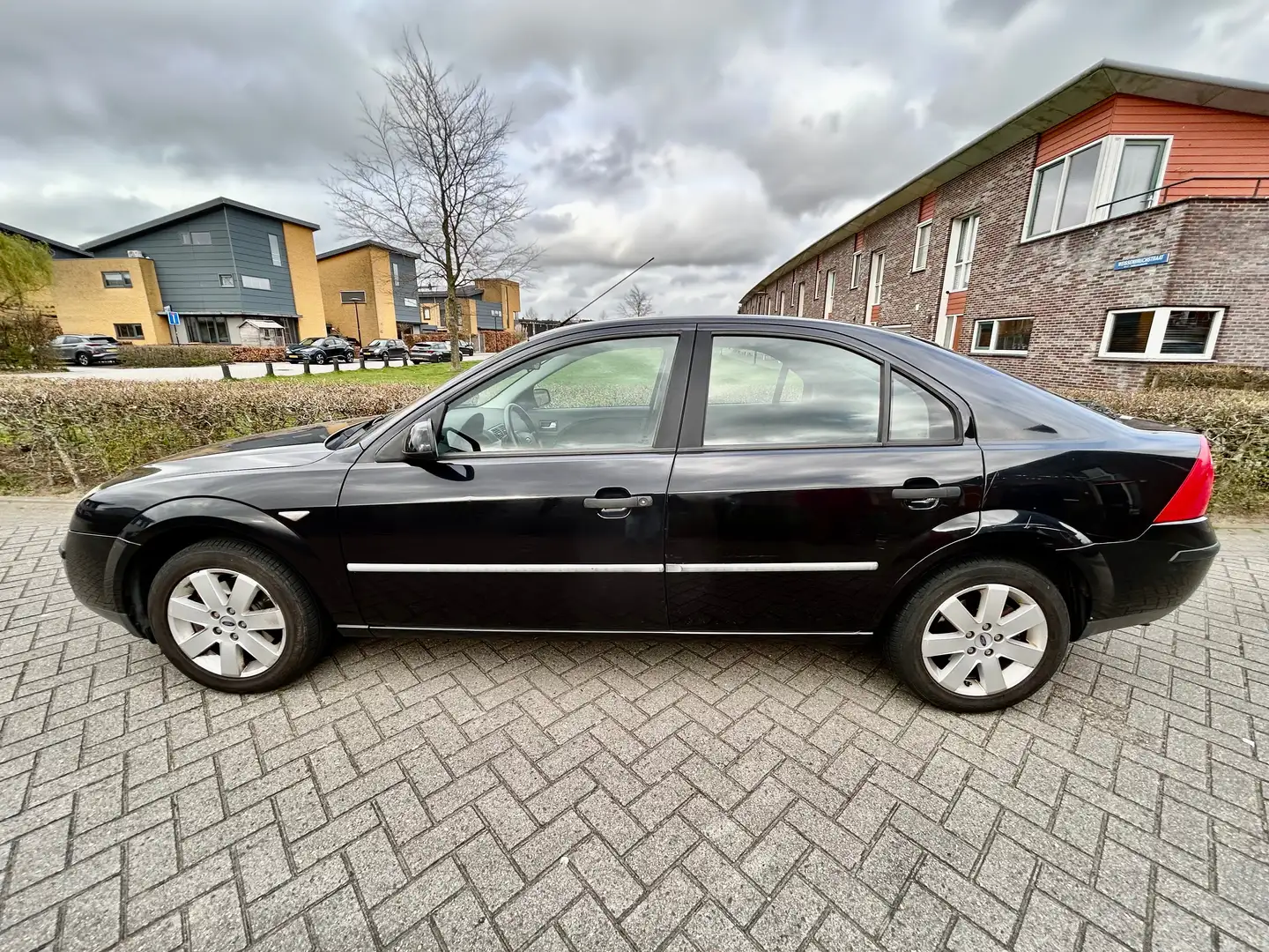 Ford Mondeo Mondeo 1.8-16V Ambiente Blauw - 1
