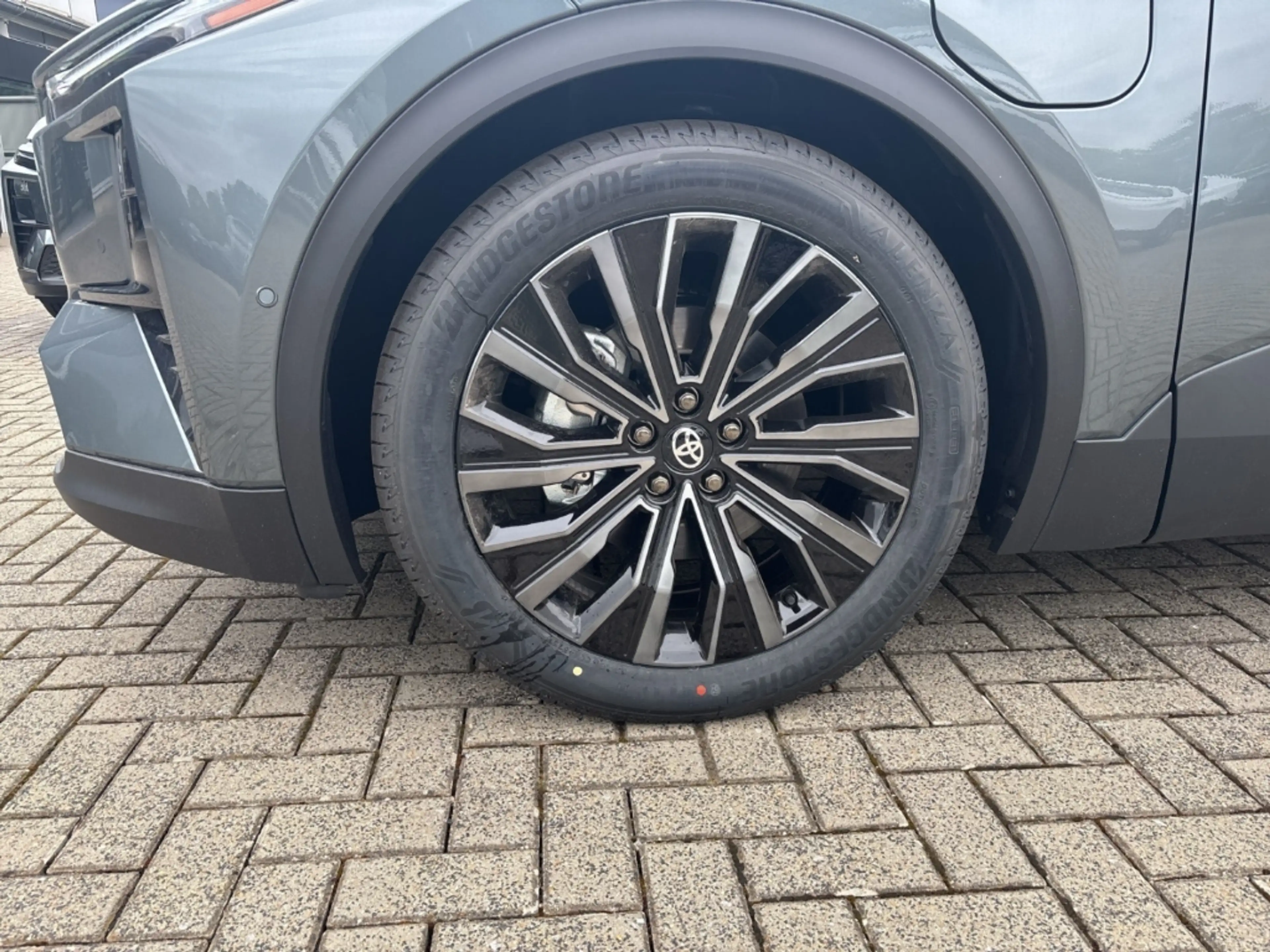 Toyota C-HR+ 252 kW AWD Lounge Navi 360 Kamera Panorama LED ACC — photo 6