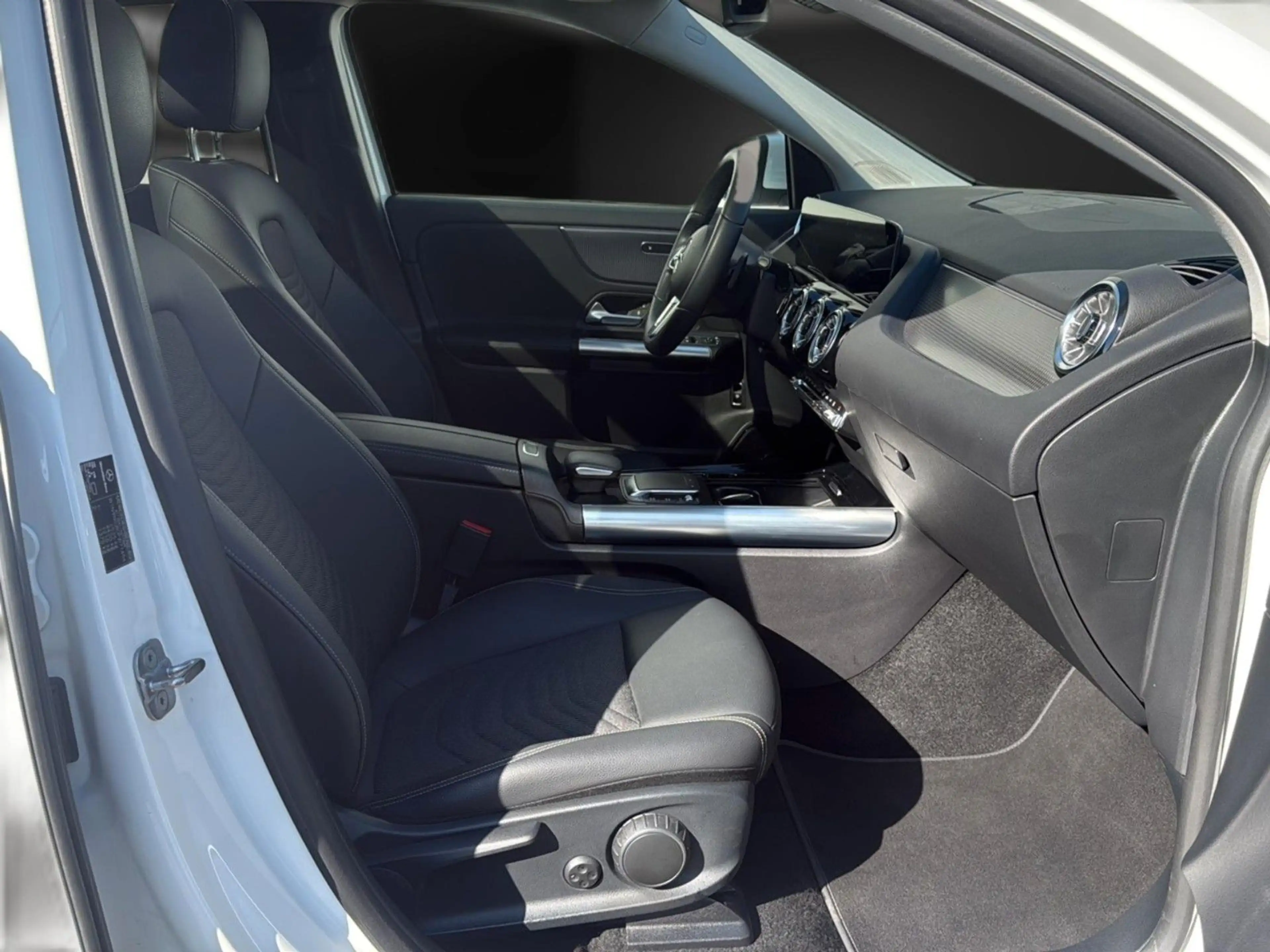Mercedes-Benz EQA 300 Allrad MBUXDistro*Pano*Kamera*LED*SOH97% — photo 13