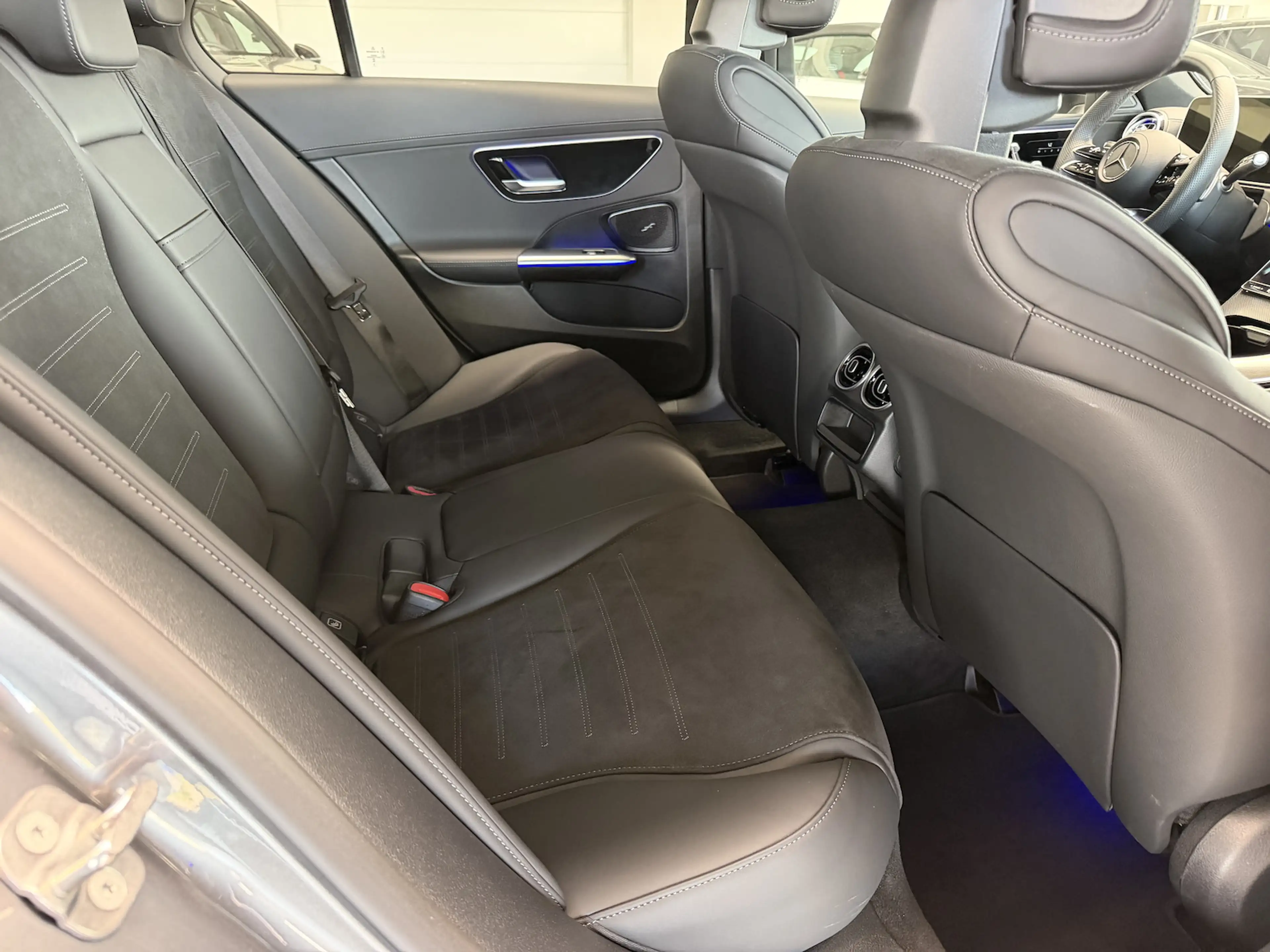 Mercedes-Benz C 200 AMG Line Keyless 360Gr. Distro Night Ambientenbele — photo 8