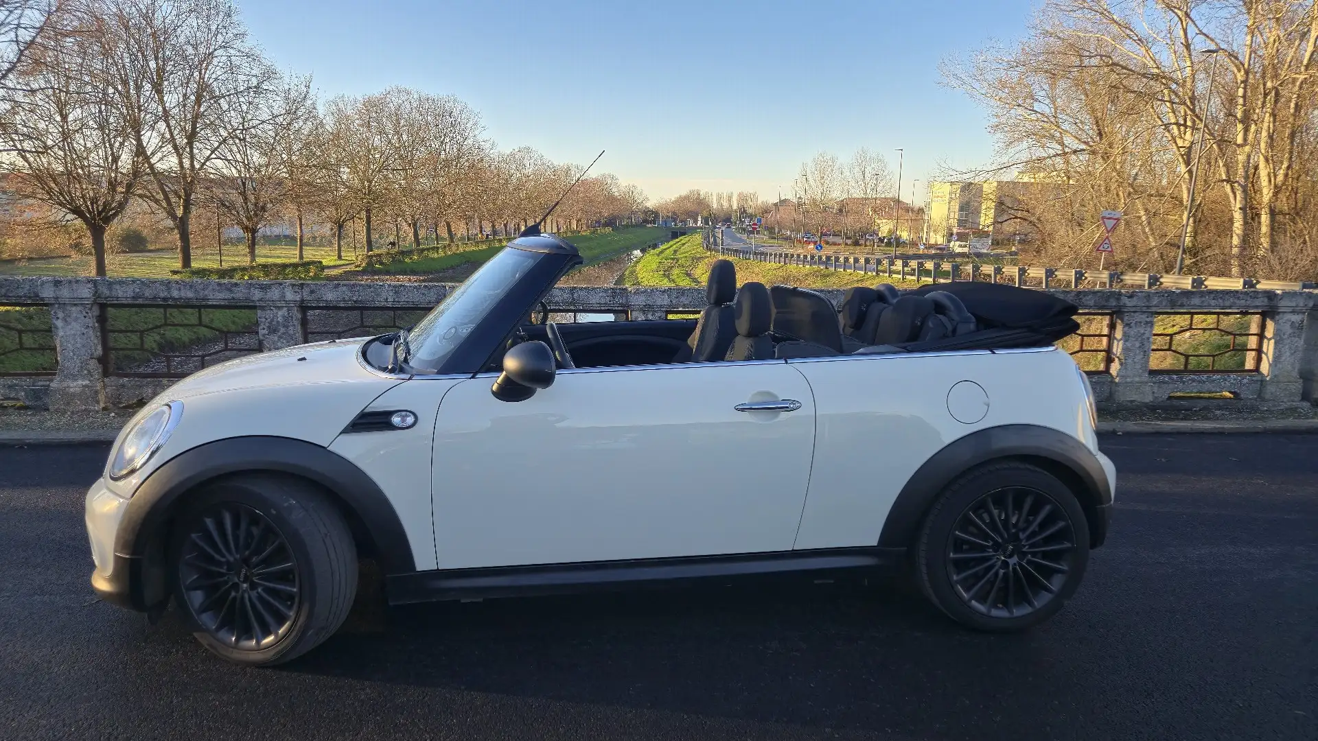 MINI One Cabrio 1.6 s/clima 98cv bež - 2