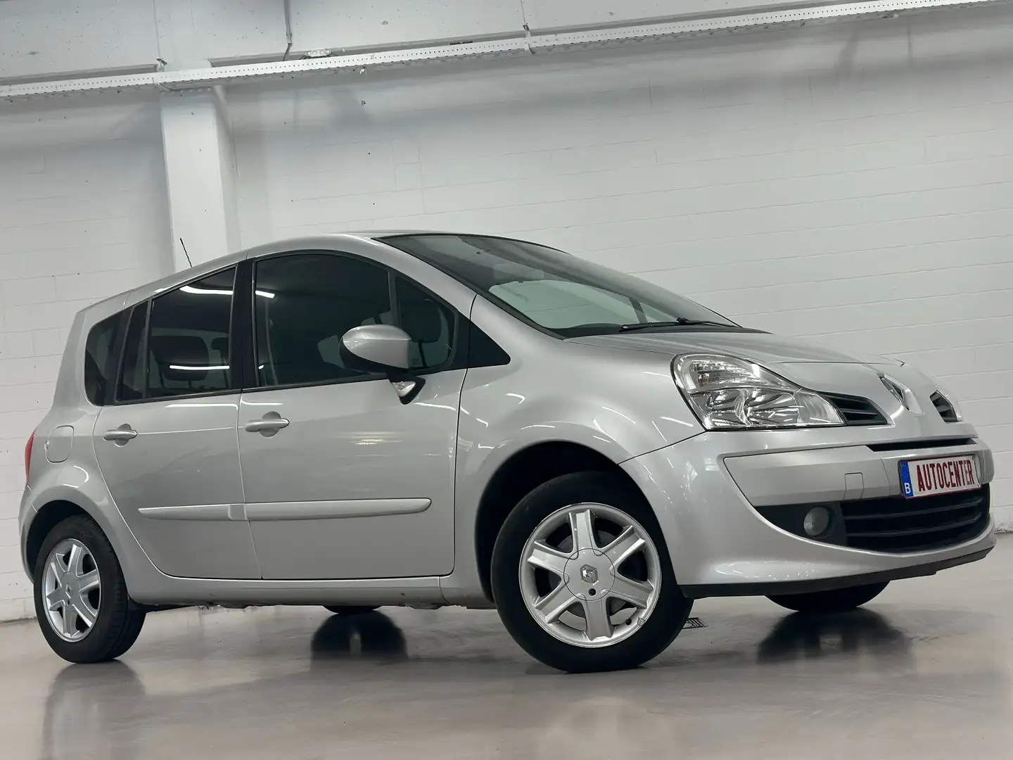 Renault Modus Automaat 1.6 Benzine 2009 Gri - 1