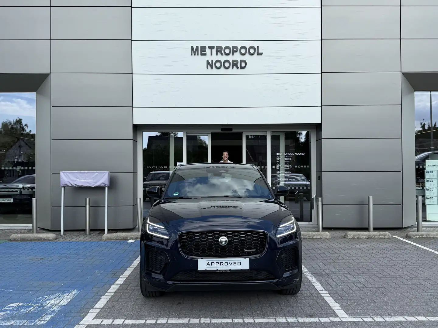 Jaguar E-Pace P300e R-Dynamic SE Bleu - 2