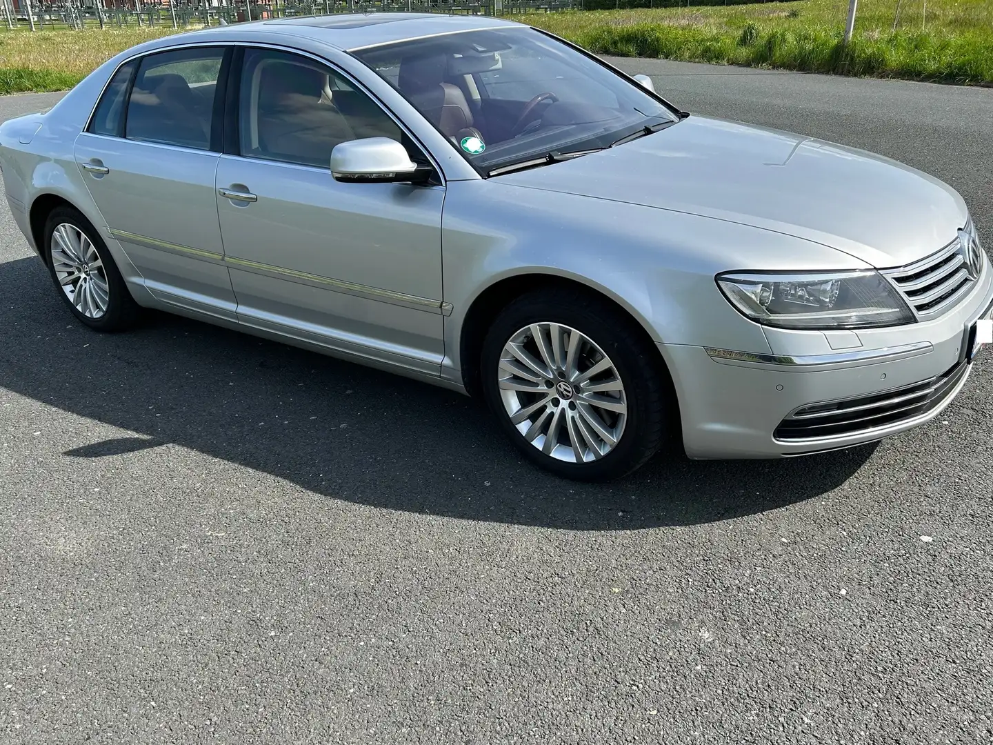 Volkswagen Phaeton Phaeton 4.2 V8 4MOTION Automatik (5 Sitzer) Срібний - 2