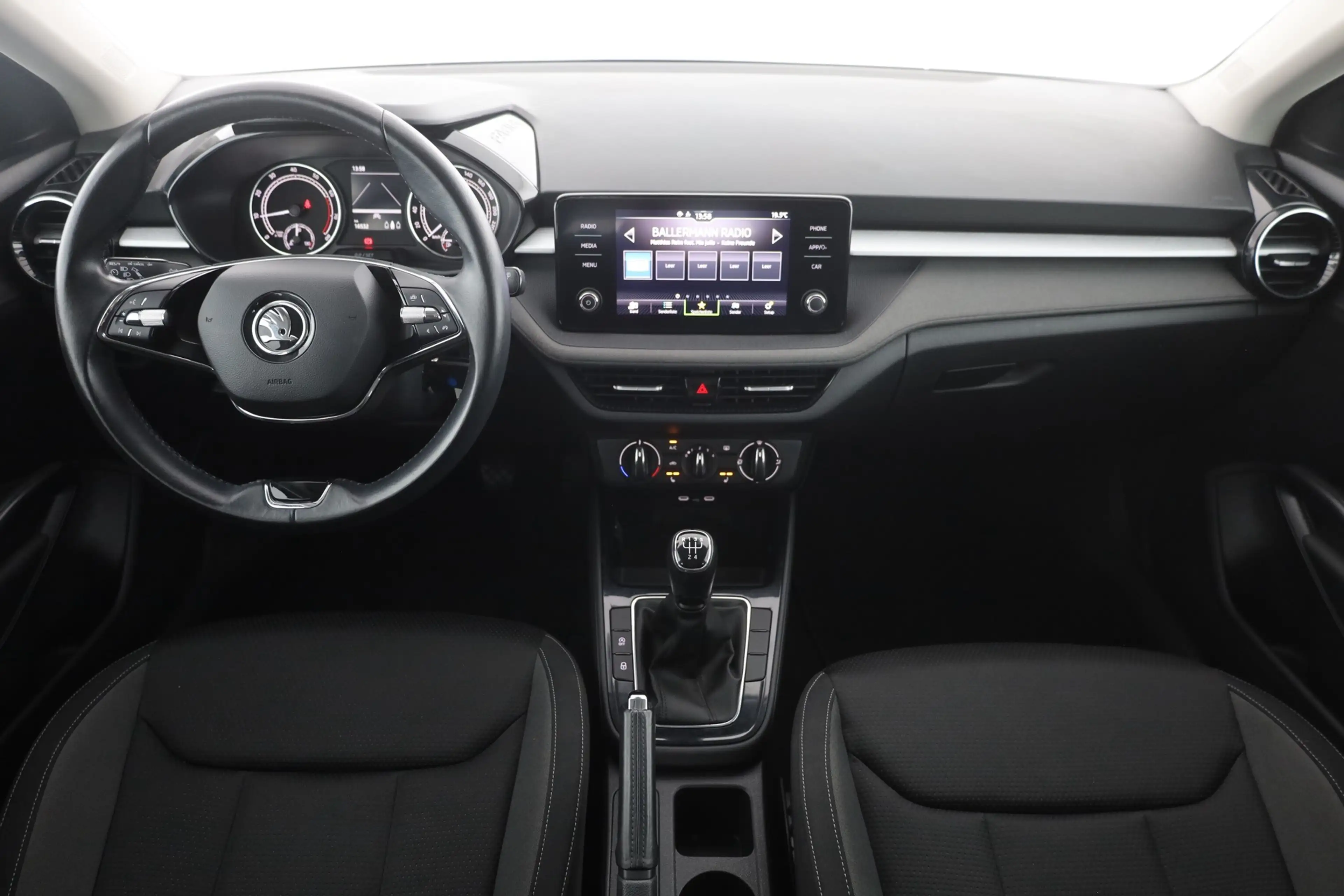 Skoda Fabia 1.0 MPI Tour LED SmartLink Sitzheizung PDC — photo 9