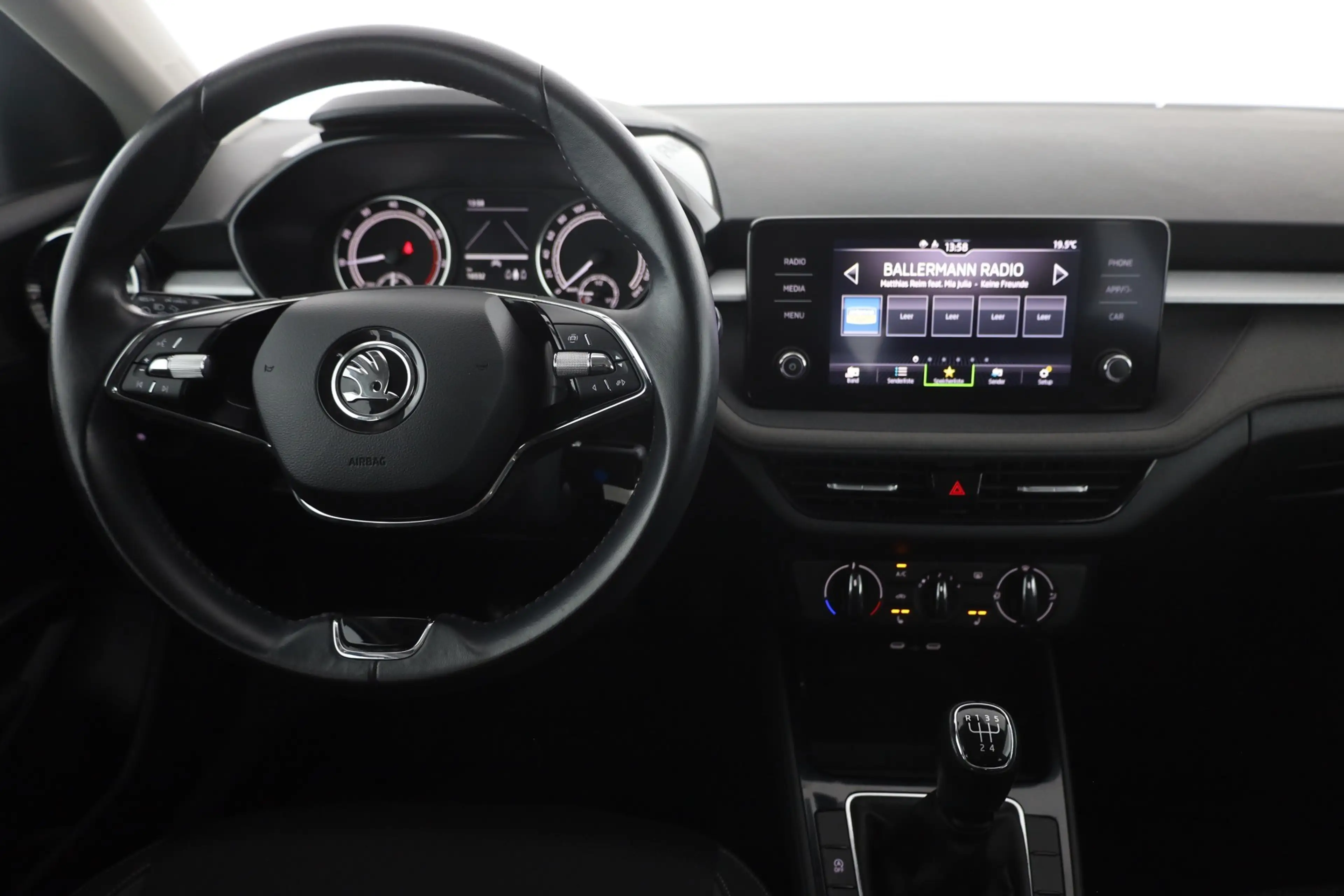Skoda Fabia 1.0 MPI Tour LED SmartLink Sitzheizung PDC — photo 10