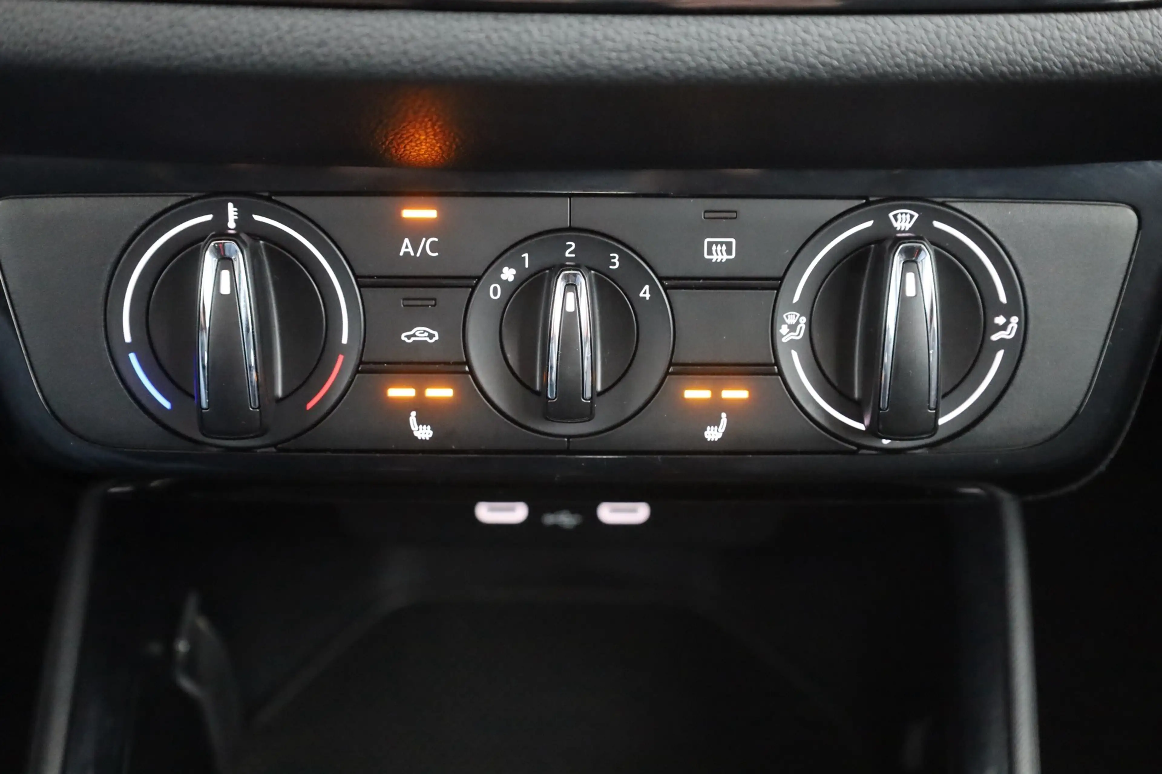 Skoda Fabia 1.0 MPI Tour LED SmartLink Sitzheizung PDC — photo 12