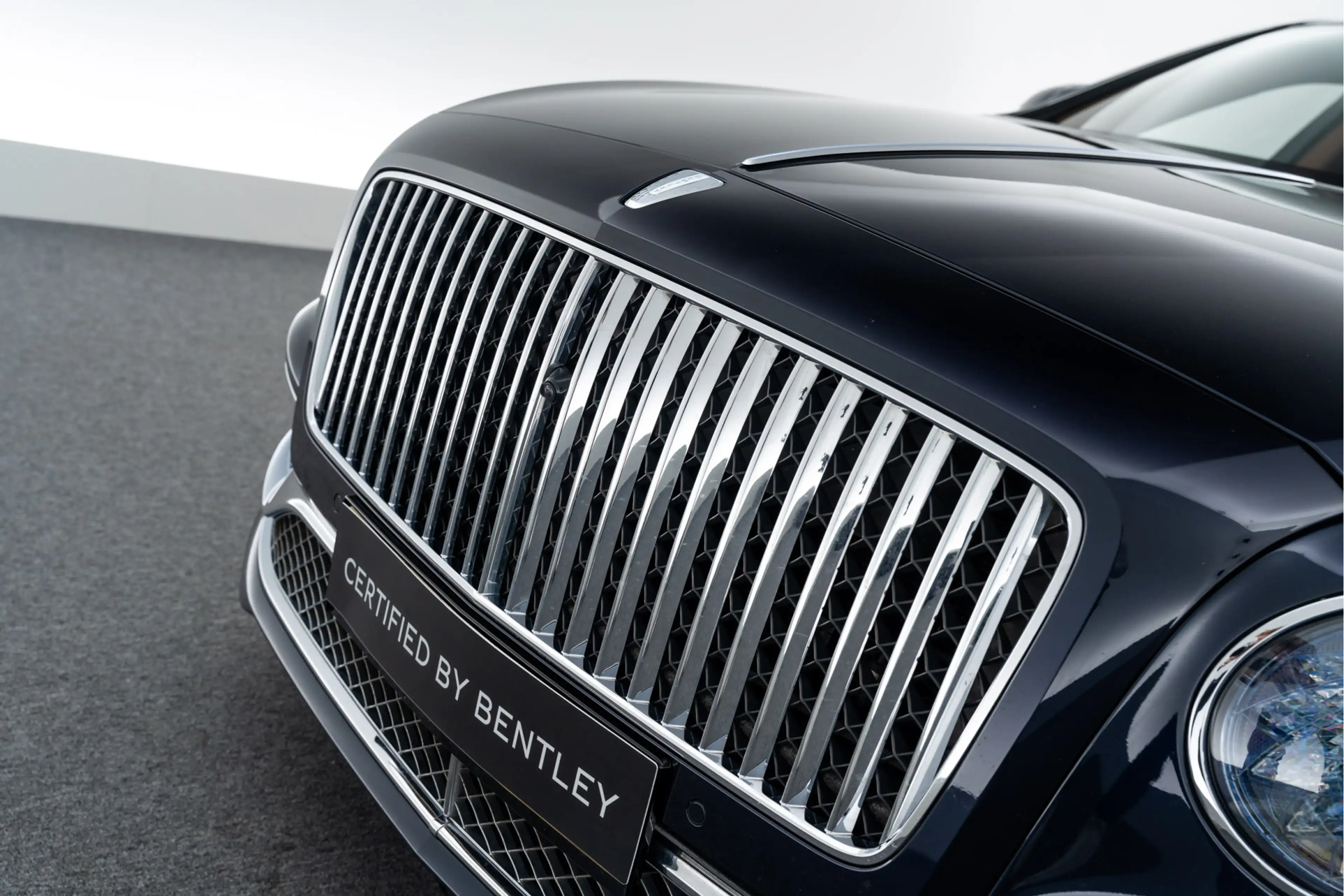 Bentley Flying Spur Hybrid MY22 | Naim — photo 11