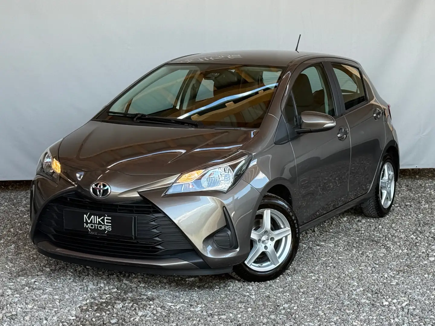 Toyota Yaris 1,0 VVT-i Young Grau - 2