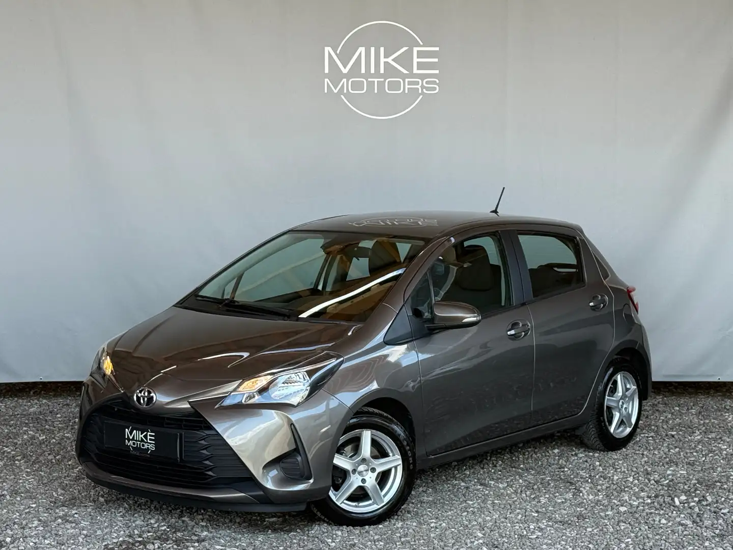 Toyota Yaris 1,0 VVT-i Young Grau - 1