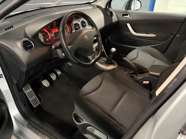 Peugeot 308 view 3