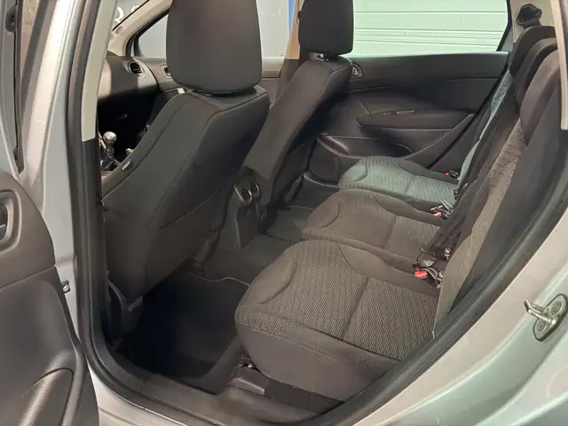 Peugeot 308 view 5
