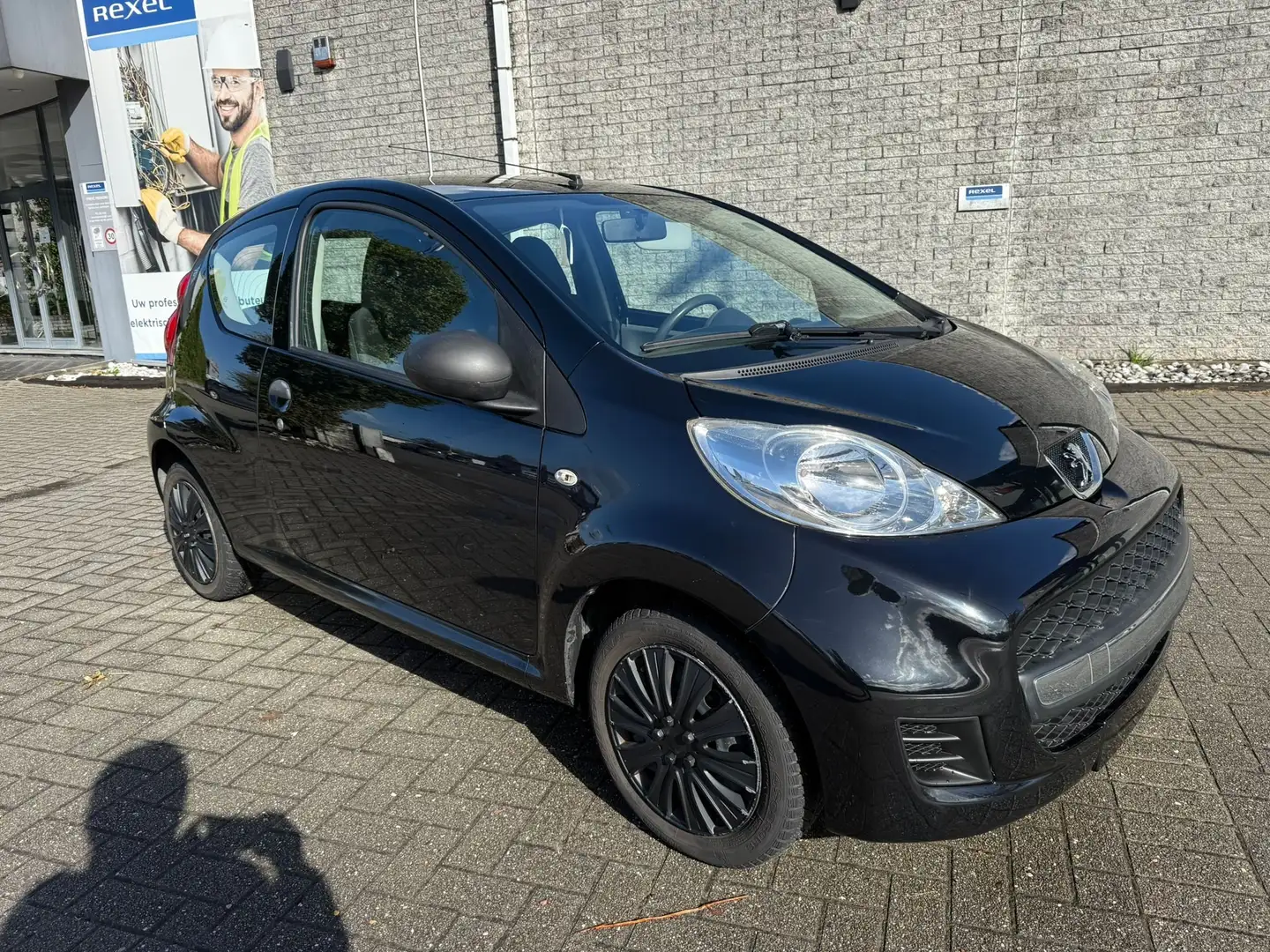Peugeot 107 107 1.0i Urban Move GARANTIE 1 AN/JAAR Schwarz - 2