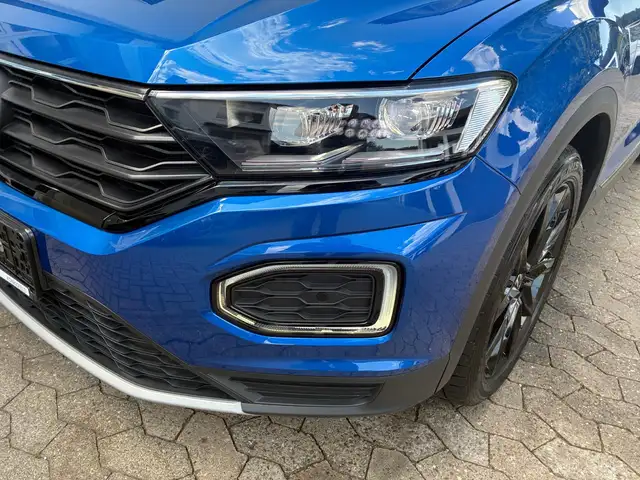 Volkswagen T-Roc view 3