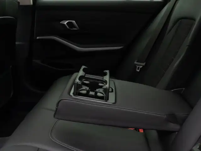 BMW 3 Series view 29