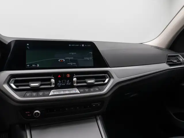 BMW 3 Series view 22