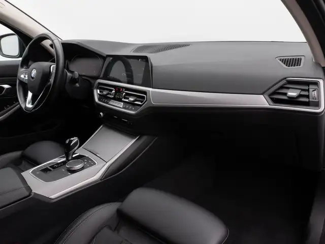 BMW 3 Series view 24