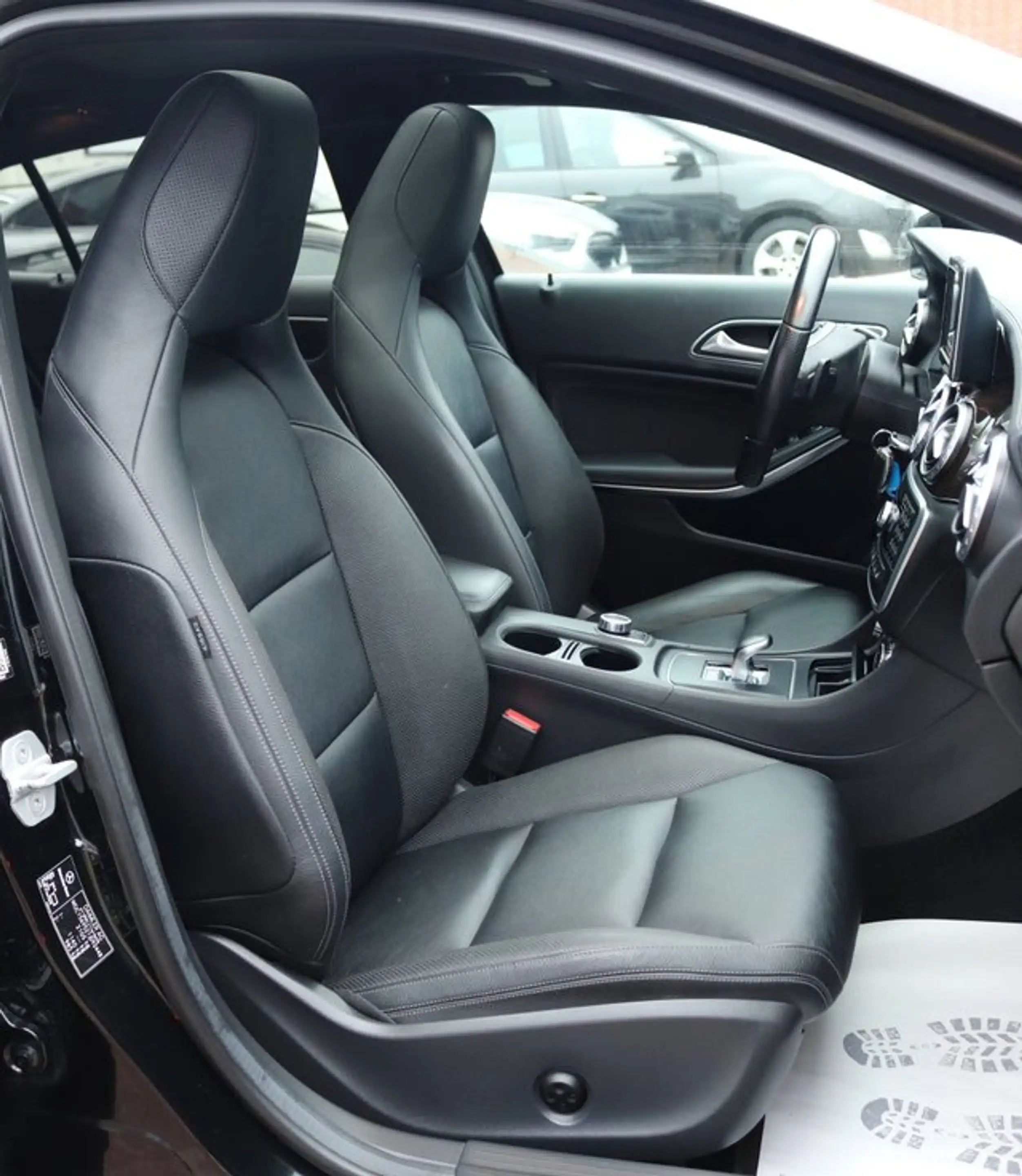 Mercedes-Benz GLA 45 AMG 4MATIC Panoram*Kamera*H&K*Memory — photo 10
