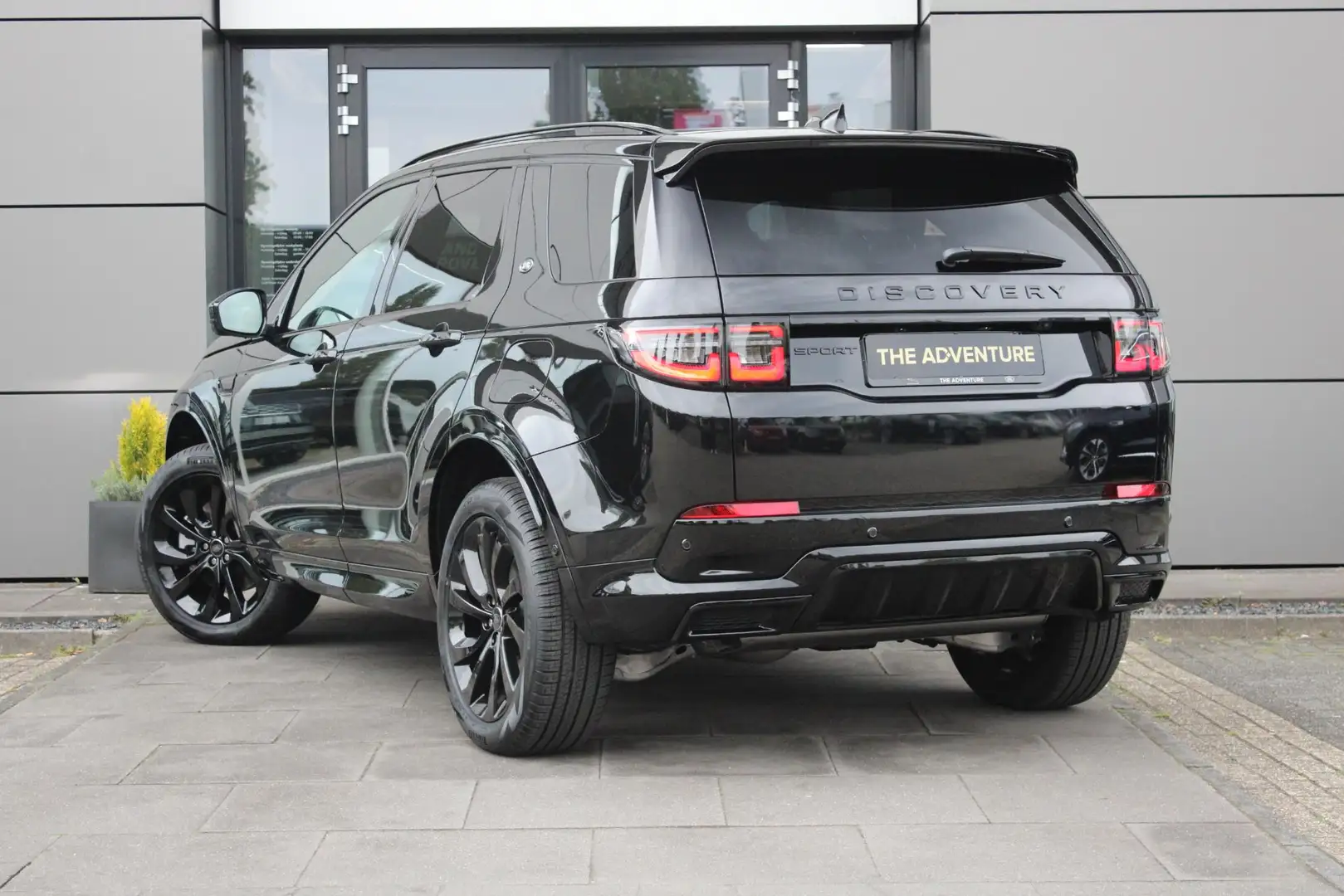 Land Rover Discovery Sport 1.5 P270e Dynamic SE | Pano | Trekhaak | Cold Clim Black - 2