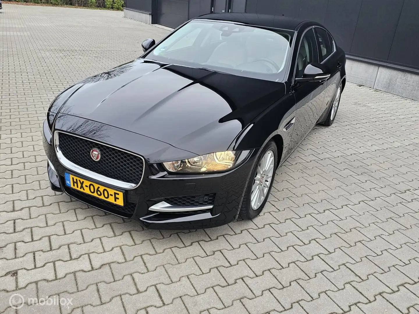 Jaguar XE 2.0 D Portfolio Luxe, stijl en perfect onderhouden Zwart - 2