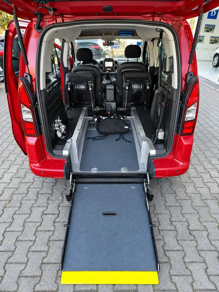 2016 Peugeot Partner Allure ROLLSTUHL-RAMPE, photograph 4