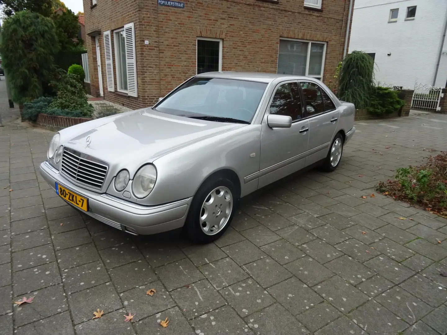 Mercedes-Benz E 280 E-280 Elegance Automaat Gris - 1