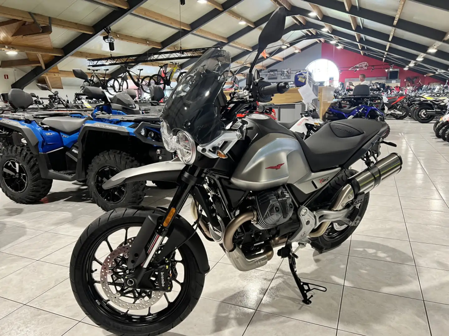 Moto Guzzi V 85 TT  Strada Gri - 2