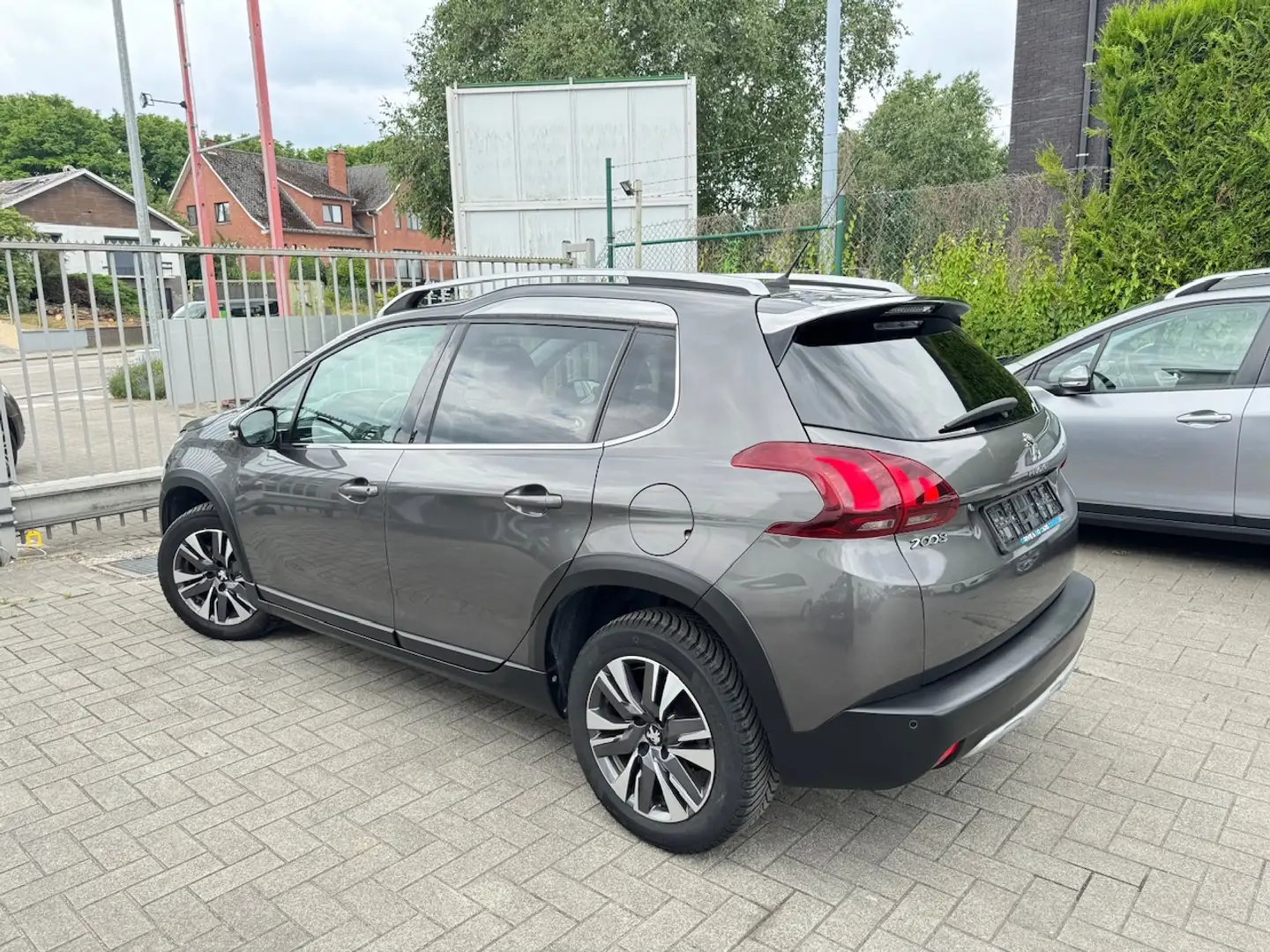 Peugeot 2008 1.2i Benzine Allure S ** 1 JAAR GARANTIE ** !! Gris - 2